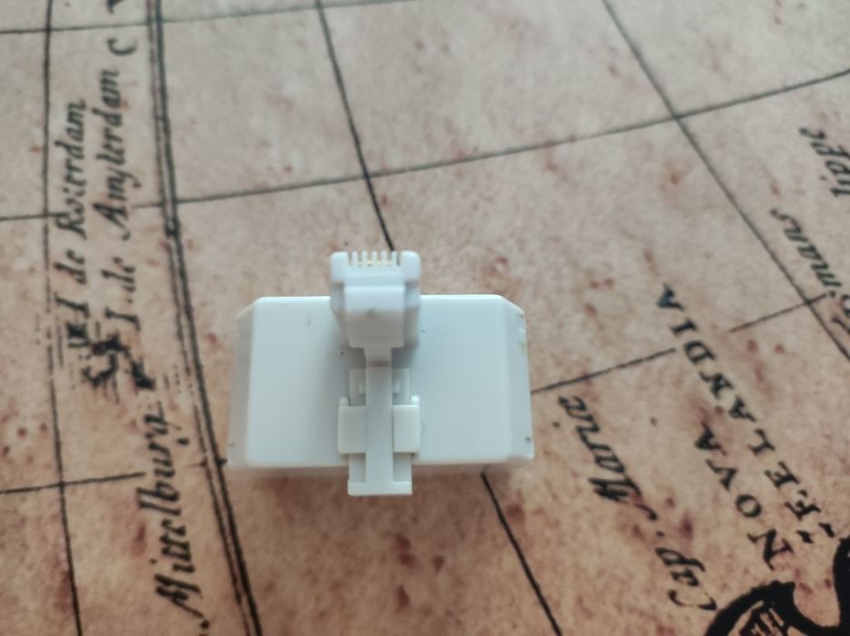 Телефонные провода 2по 2м  и телефонный разветвитель.