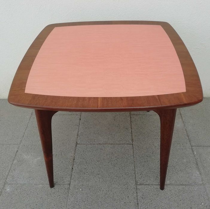 Mesa Olaio em sucupira