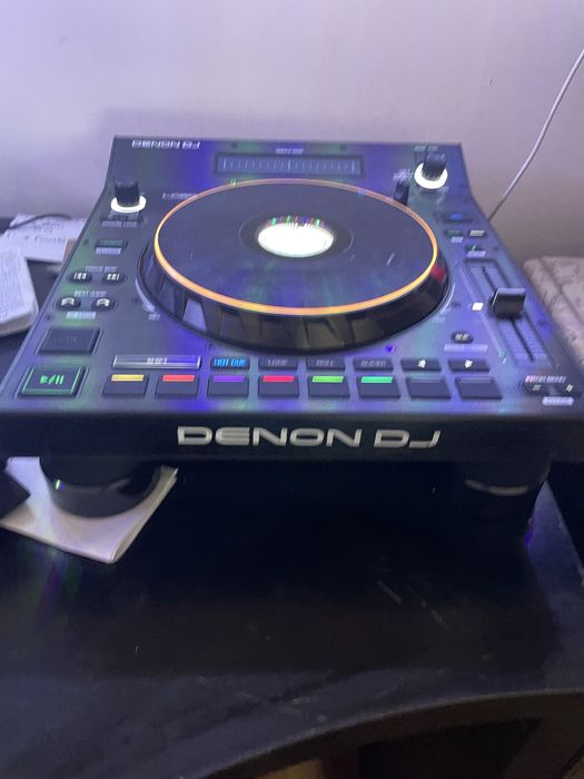 DENON DJ SC6000 PRIME e LC6000 PRIME, com 2 decksavers