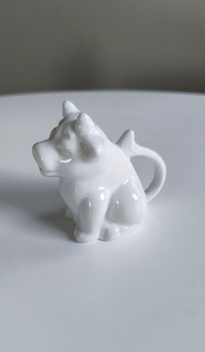 Biały porcelanowy mlecznik w kształcie krówki
