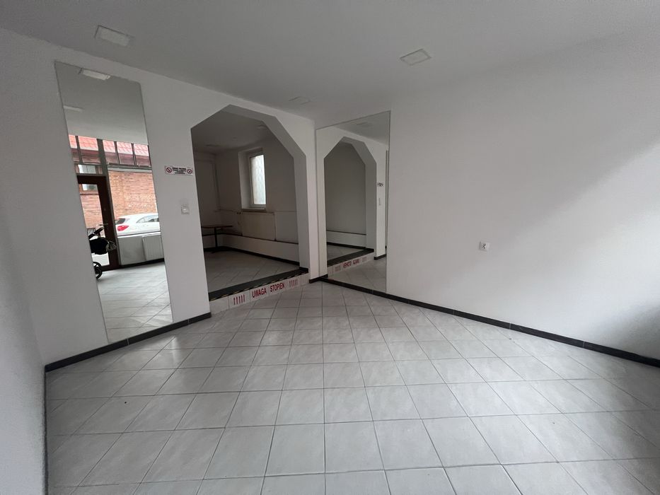 Lokal PRZY PIESZYM DEPTAKU - wyjazd z rynku! Duża witryna + parking!