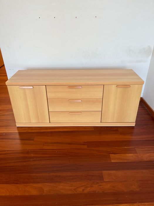 Móvel em madeira clara.