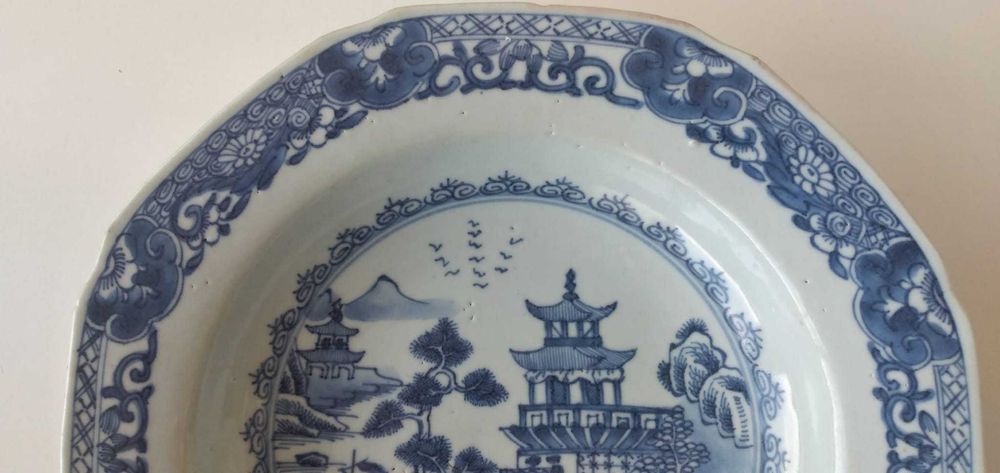 Excepcional Prato fundo, de borda oitavada, China Séc XVIII Qianlong