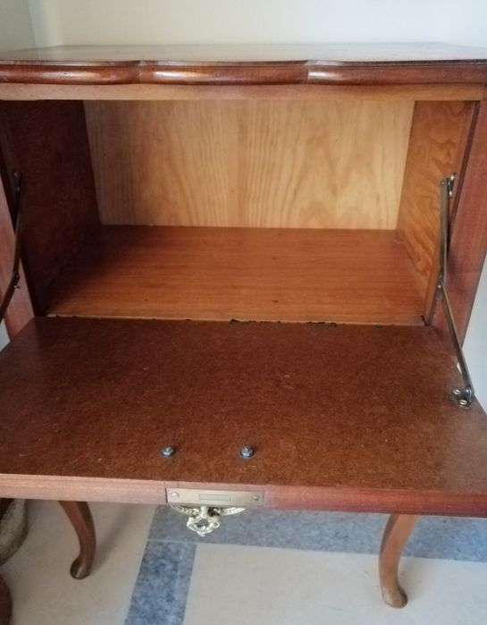 Móvel bar em madeira maciça