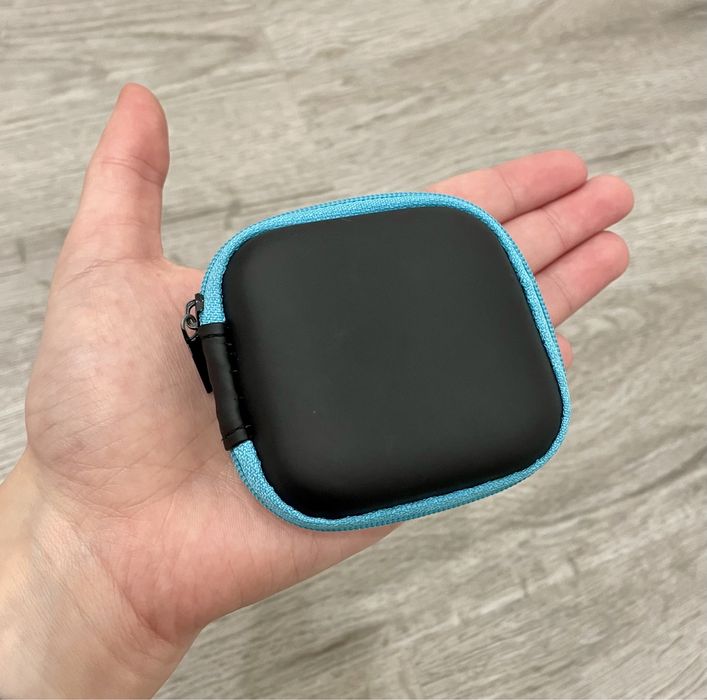 Pequena bolsa azul e preta