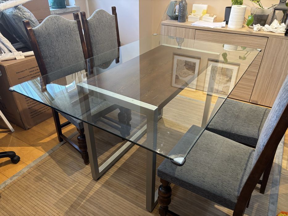Mesa com tampo de vidro