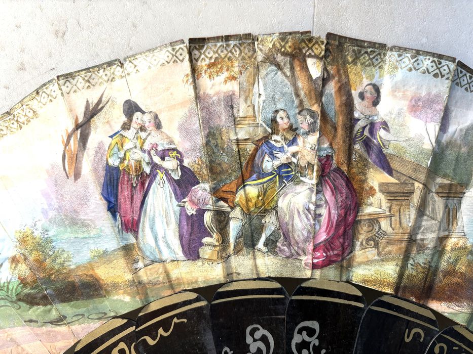 Lindo antigo leque francês pintado à mão com cenas românticas rococó