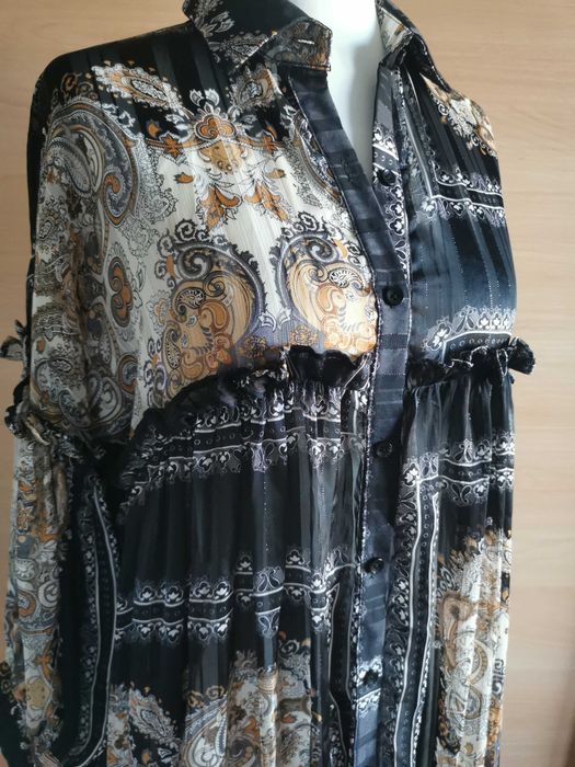 Sukienka mgiełka zapinana na guziczki Lena Largo