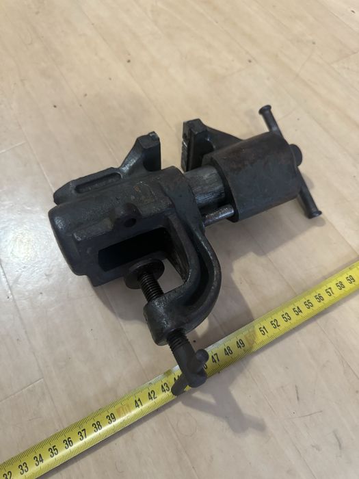 Тиски  КЗТС СССР слесарные  инстумент