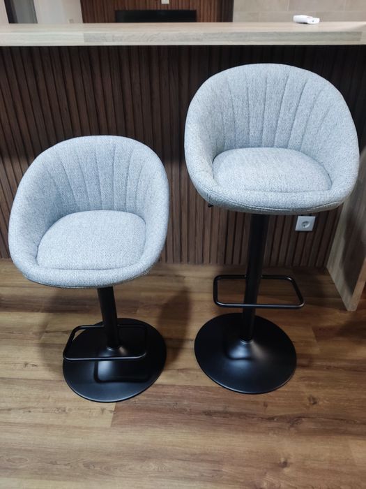 Cadeira de bar cinzenta