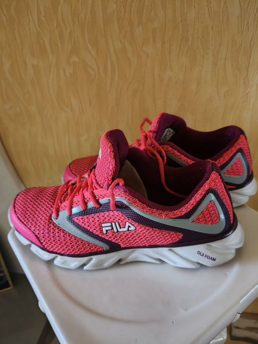 Продам кроссівки жіночі  fila