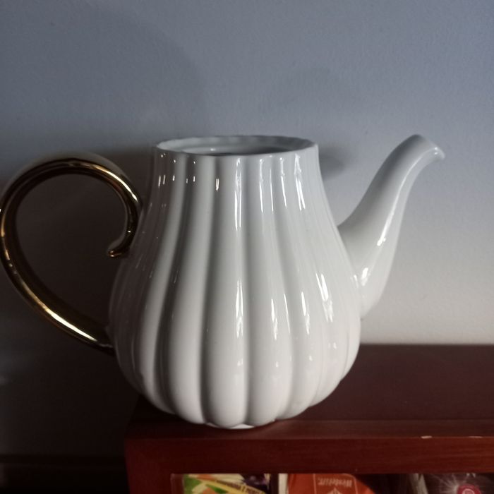 Dzbanek biały ze złotym uchem