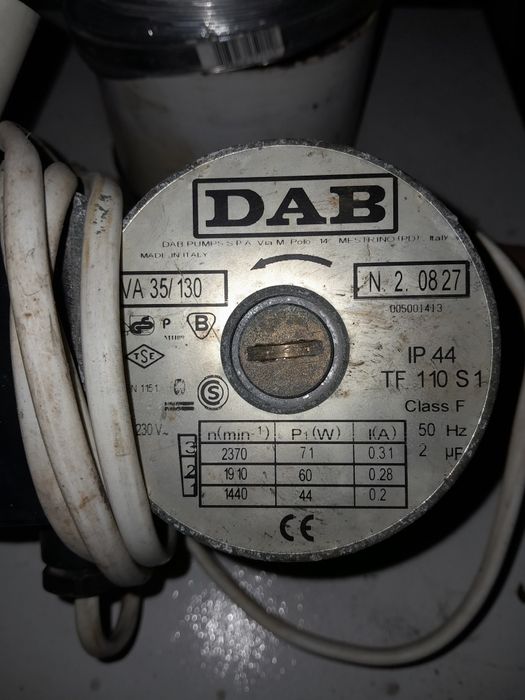 Котел газовий на підлогу з насосом і трубами.