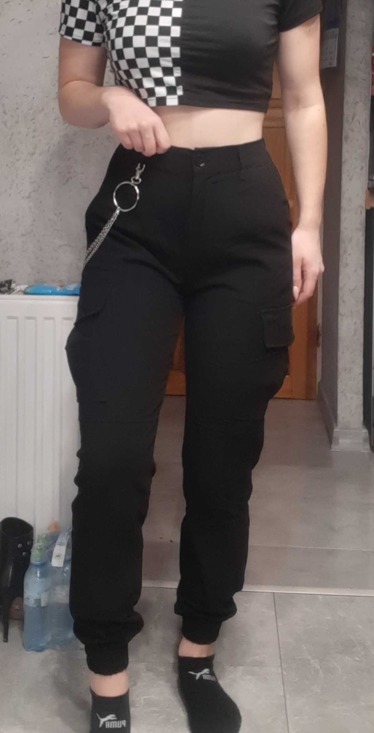 Czarne spodnie cargo z łańcuszkiem bershka Chełm • OLX.pl