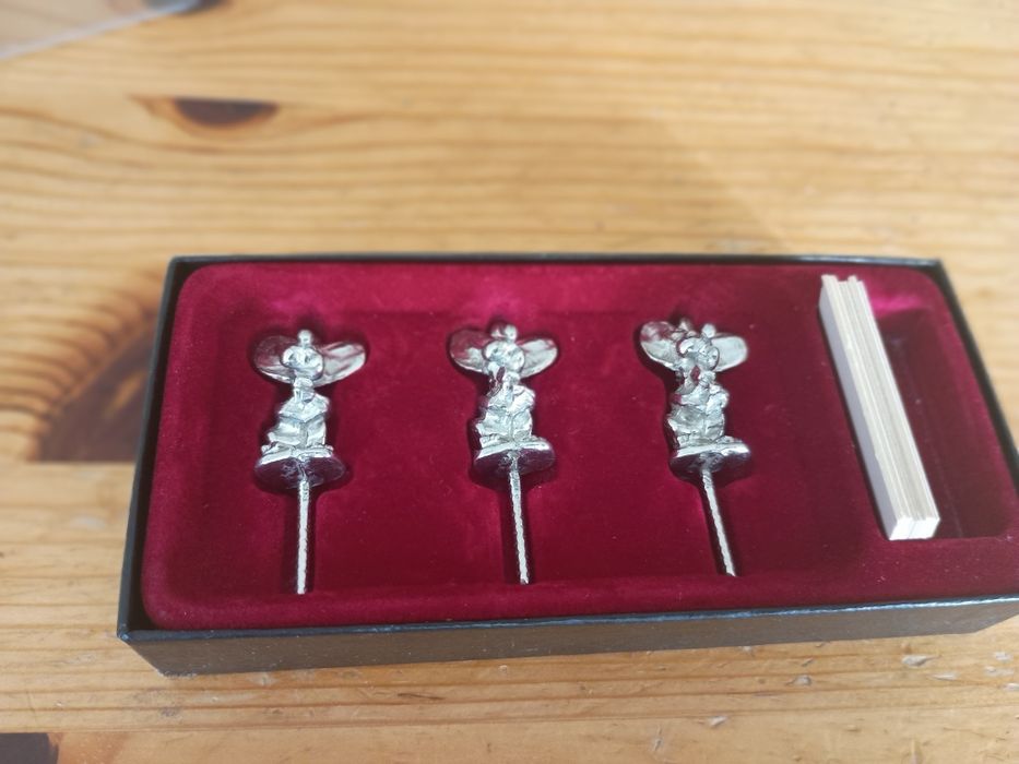 Бляшані веделки для сиру.