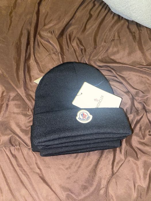 Lote de gorros da Moncler (15 unidades)