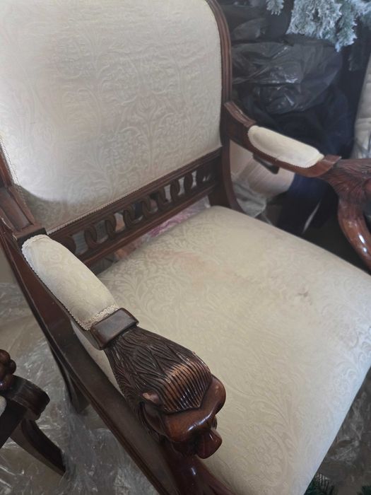 Par de cadeirões clássicos em madeira maciça – provenientes de uma propriedade histórica na Escócia