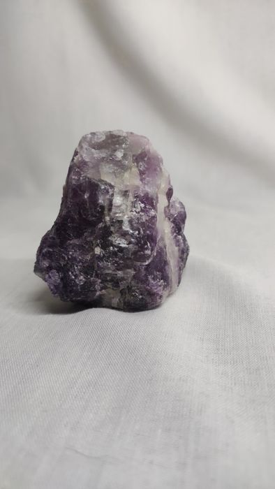 Натуральный камень флюорит.