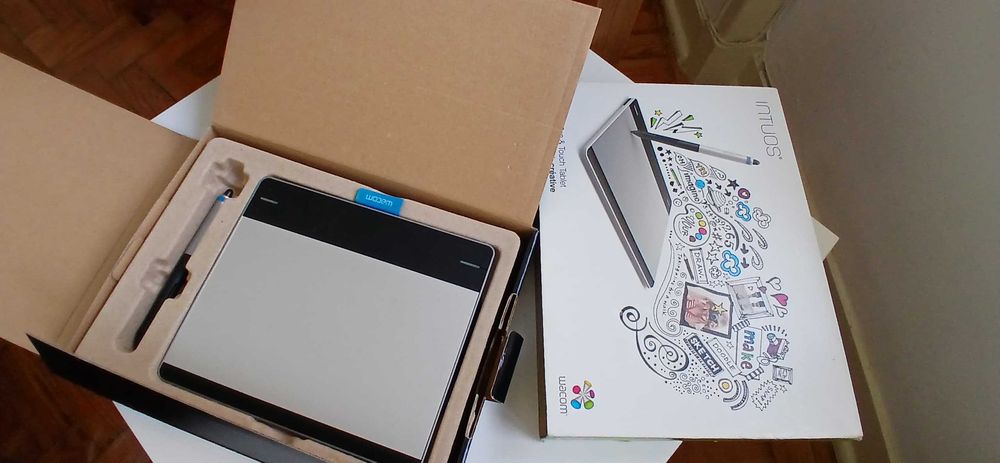 Mesa Wacom Intuos Pen & Touch Tablet