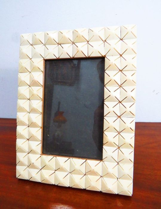 Moldura com geométricos em relevo.