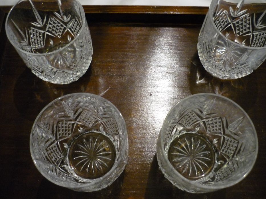 Copos de Whisky e Garrafas de Cristal