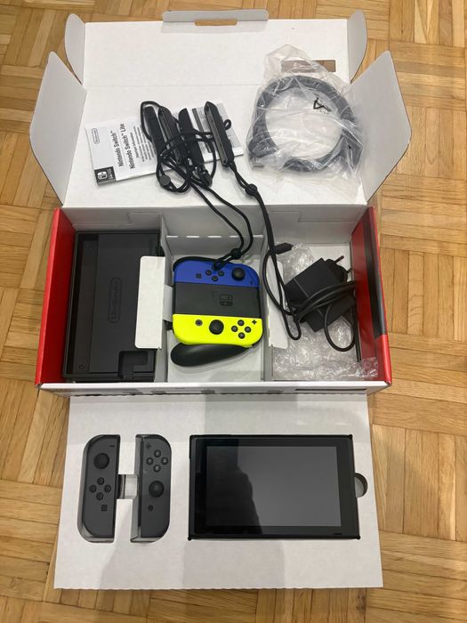 Konsola Nintendo Switch 1v2 + dodatki: 4 pady etui + gra Rabbids Party of Legends - stan idealny