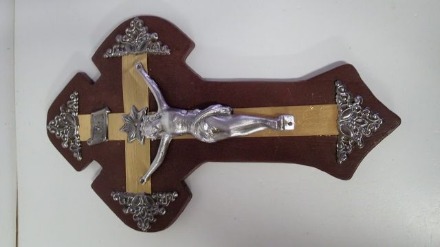 Crucifixo antigo em metal e madeira