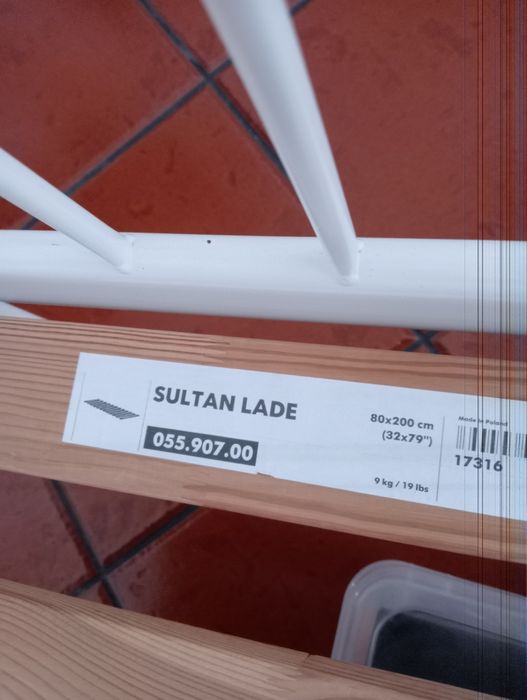 Cama IKEA com estrado e colchão.