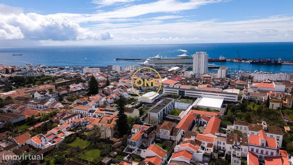 Moradia no centro de Ponta Delgada totalmente renovada
