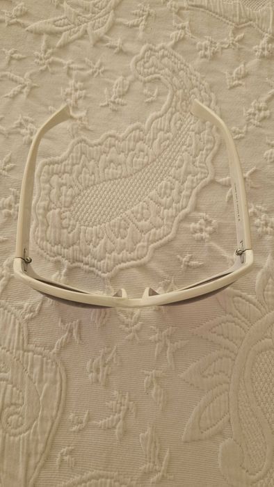 Óculos de sol brancos