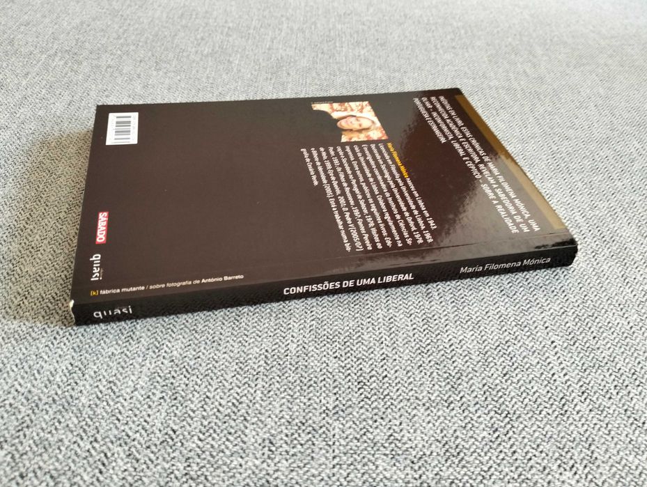 Livro "Confissões de uma liberal" de Maria Filomena Mónica