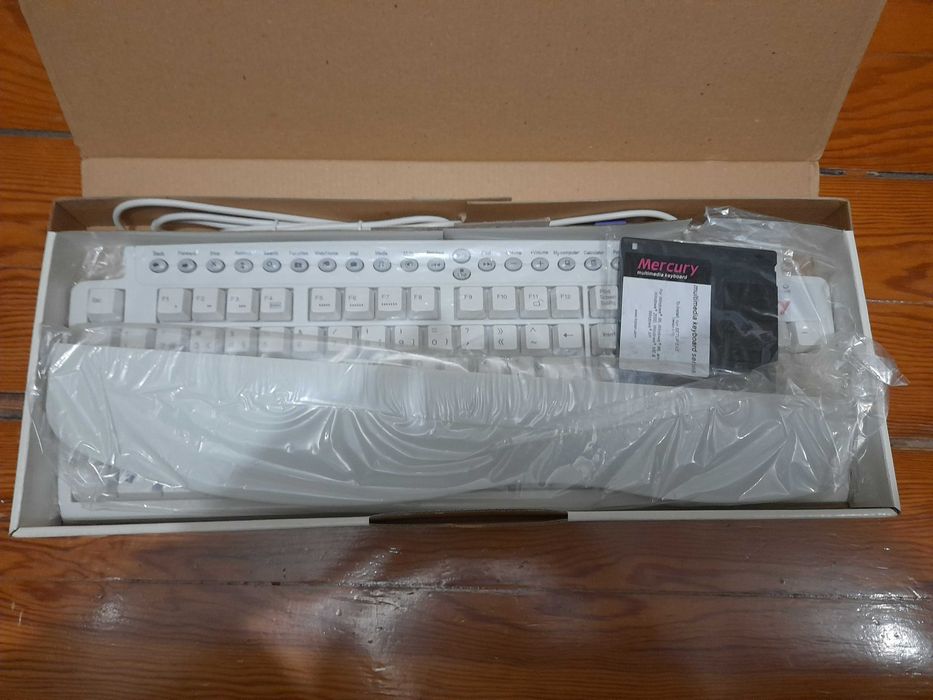 Vários teclados de computador (fechados em caixa) - ficha PS2