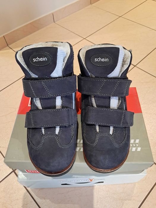 Zimowe buty do ortez rozmiar 35 firmy schein z podniesioną podeszwą 1,5 cm w prawym bucie.