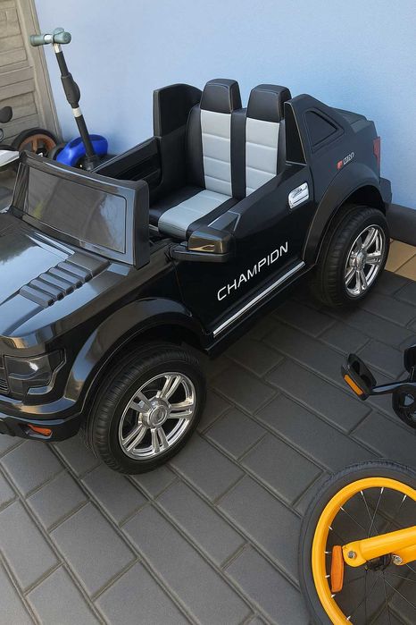 Jeep auto na akumulator