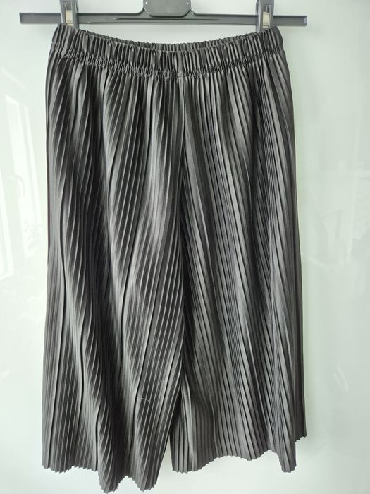 Plisowane spodnie kuloty Reserved 140 używane czarne