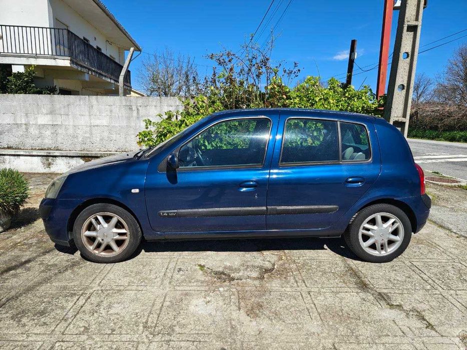 Renault Clio 1.4 16V Privilege Luxe – 2004 – Económico e Fiável
