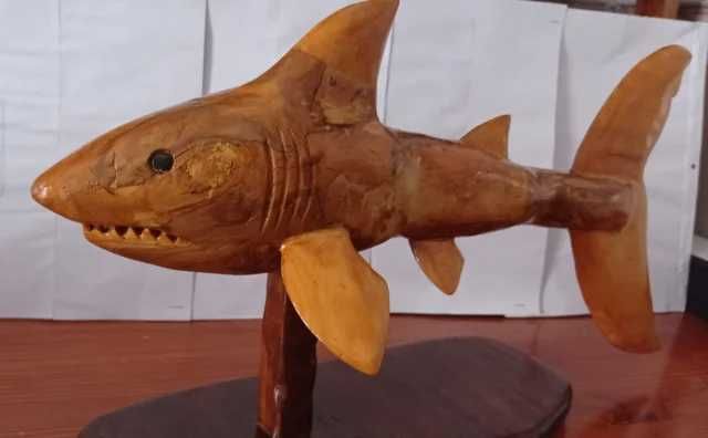 Escultura de tubarão em madeira