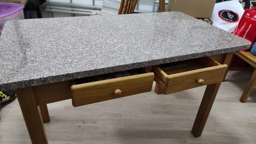 Mesa em madeira maciça com tampo em mármore e 4 cadeiras.