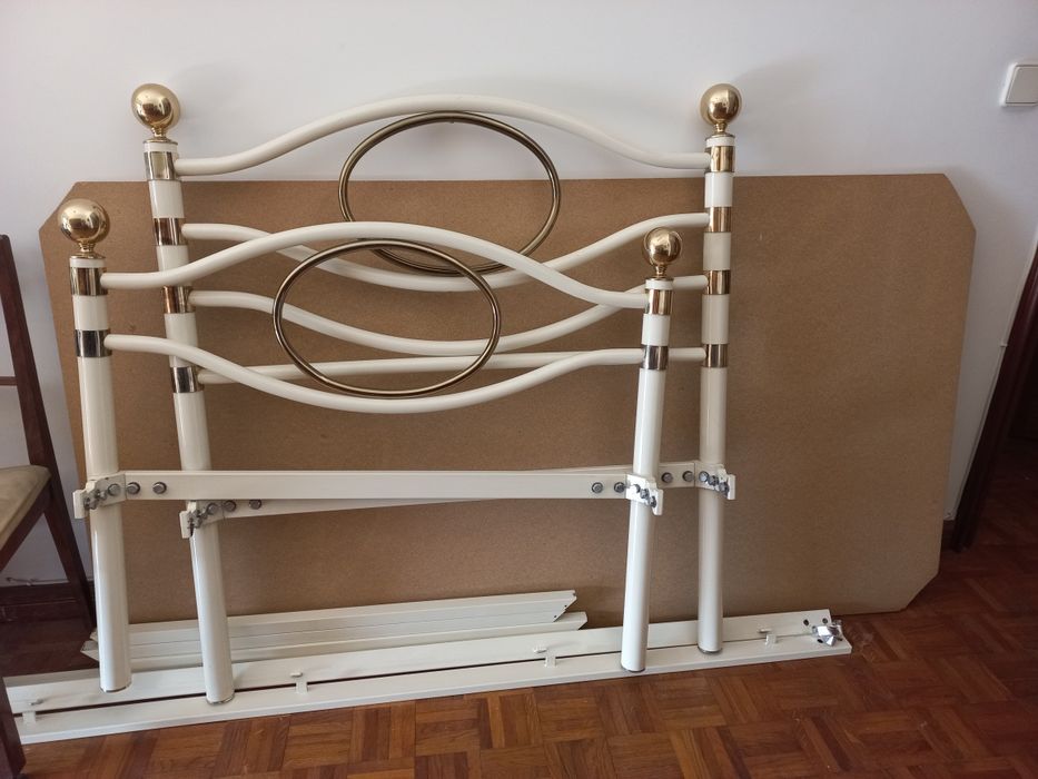 Cama de solteiro em ferro