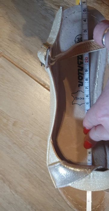 Buciki złote na korutnie