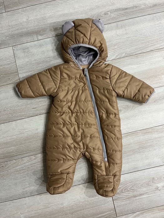 Демісезонний комбінезон для немовля .