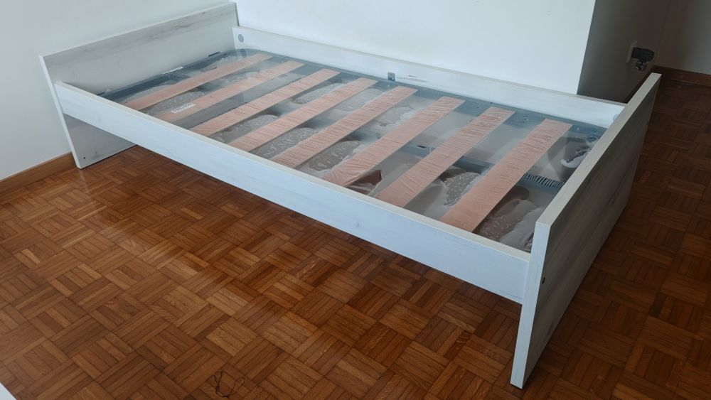 Vendo cama de solteiro muito pouco uso como nova sem colchão nem estrado