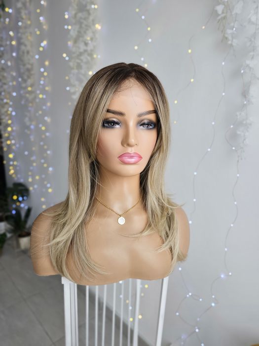 Peruka Premium Kim średnia piaskowo beżowy blond  naturalny efekt