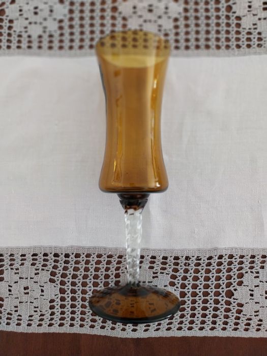 Cálice ou taça em vidro ambar