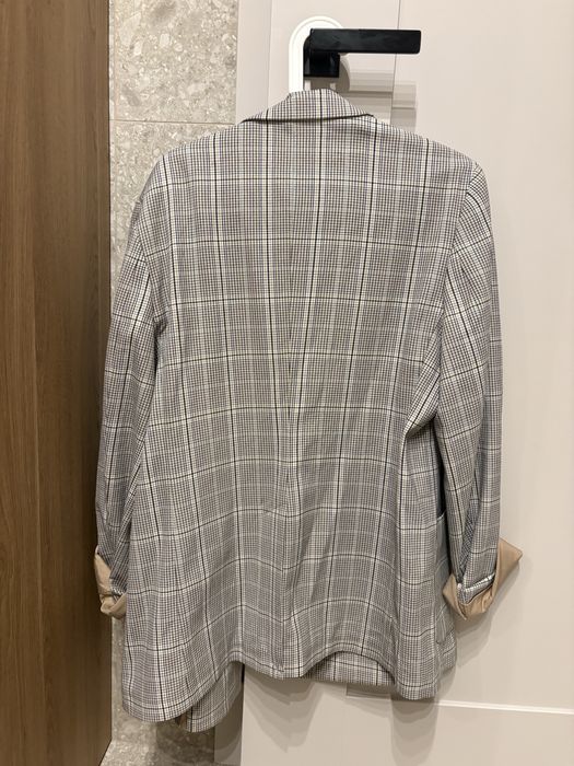 Marynarka męska marki Reserved, noszona jako oversize M przez kobietę