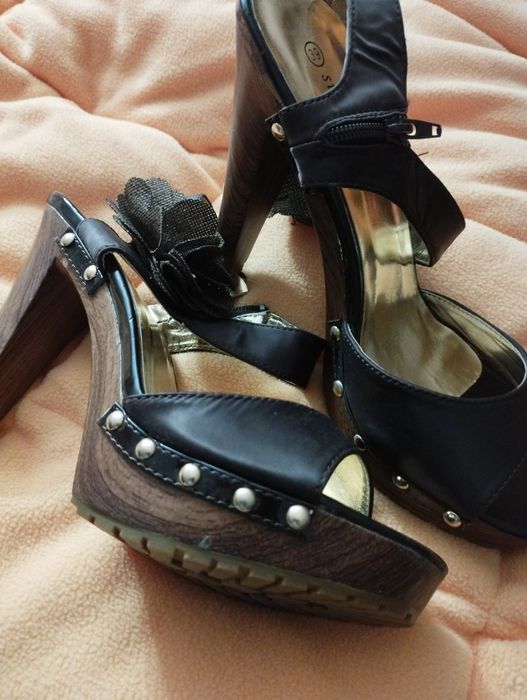 Sandálias castanhas salto alto 39