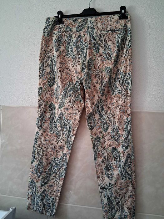 Calça e blusa Zara.