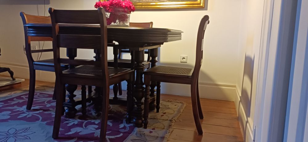Mesa de jantar e 4 cadeiras antigas de madeira