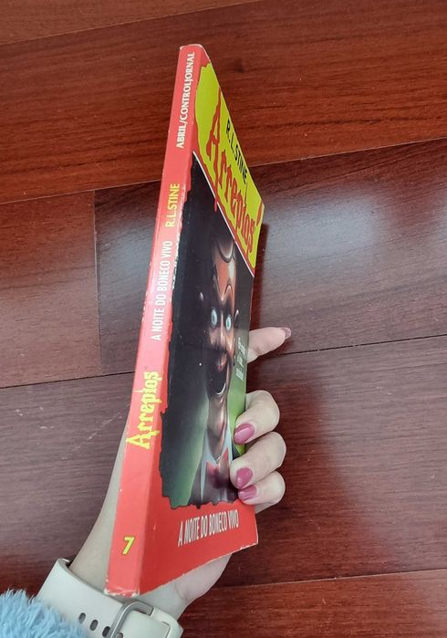 Livro "Arrepios - A Noite do Boneco Vivo" Vol. 7 de R. L. Stine