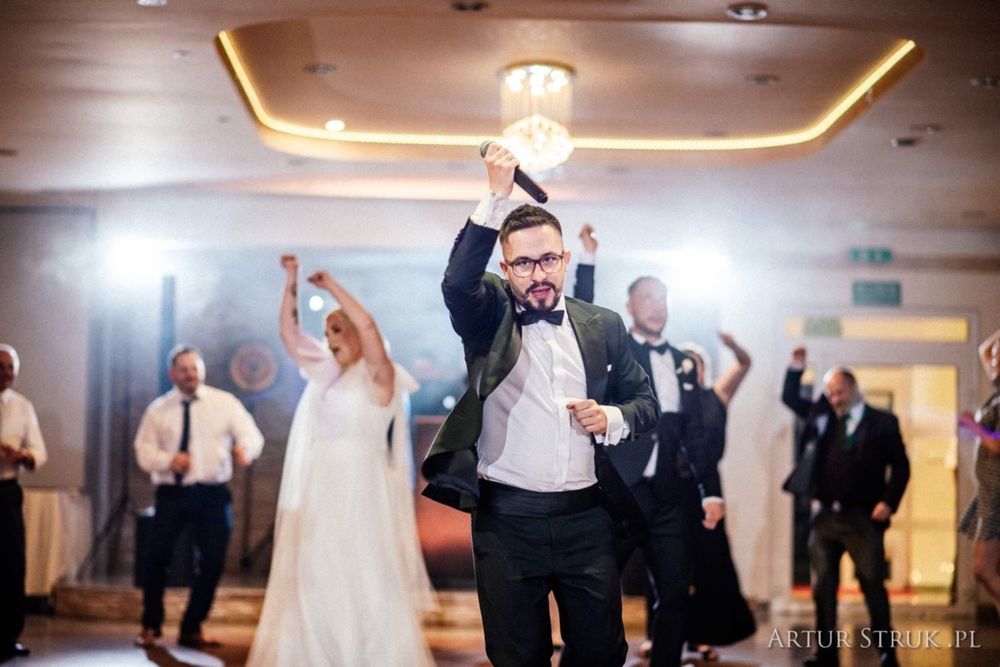 Dj, wodzirej, saksofonista na wesele w dobrym stylu. Saksofon